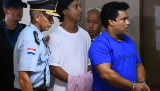 Ronaldinho sai da prisão após pagar fiança