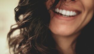 Iluminando seu sorriso: soluções eficazes para manchas nos dentes