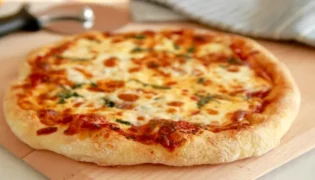 Essa receita de pizza low carb combina sabor e saúde. Vem ver!