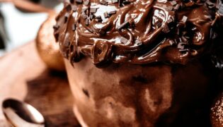 Panettone de Nutella com cobertura de chocolate. Receita + passo a passo