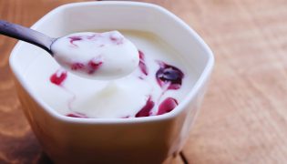 Iogurte à noite: benefícios reais para intestino, sono e glicemia