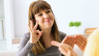 Curso gratuito de Libras para produtores culturais começa em outubro na BDB