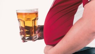 Gordura visceral: como treinar, comer e dormir para vencer a barriga de chope?