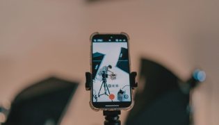 Como funciona um dia de filmagem: bastidores, dicas e vivências no set